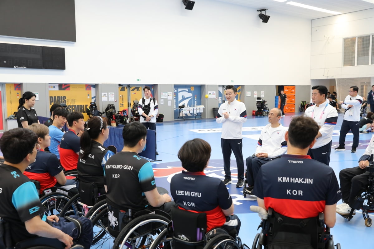 韩乔生谈曼联0-0维拉：好久没见菜鸡互啄了 难道明年要看曼联踢英冠了？