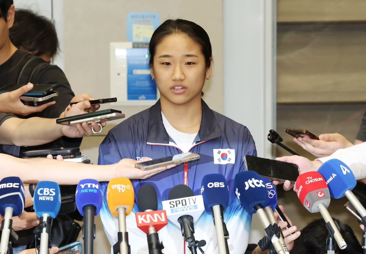 曼城发布客战伯恩茅斯海报：樱桃旧将阿克单人出镜