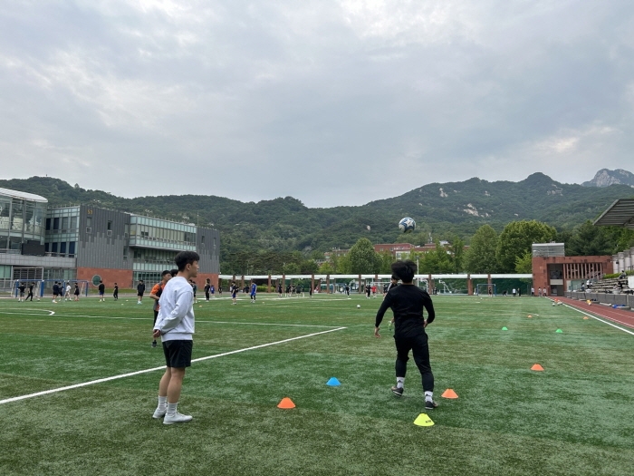 队友掉鞋坚持护球 卢克曼爆射踢偏挥霍反击良机