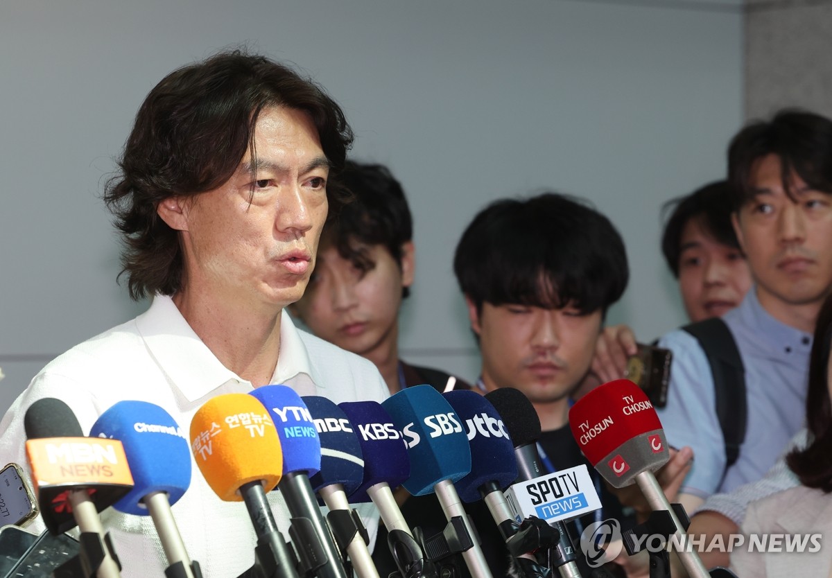 队友掉鞋坚持护球 卢克曼爆射踢偏挥霍反击良机