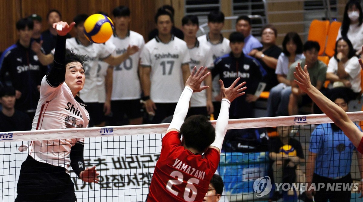 余嘉豪扣碎篮板 比赛中断30分钟后新篮板终于到位