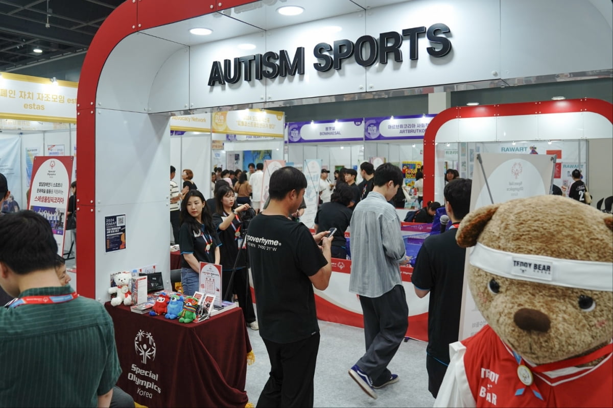 记者：米兰与罗马有意门兴21岁左边后卫卢卡-内茨