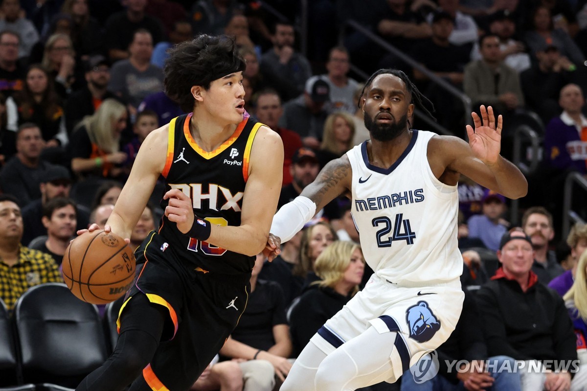 表达支持，曼城球迷拉TIFO：瓜迪奥拉，不仅仅是一名教练
